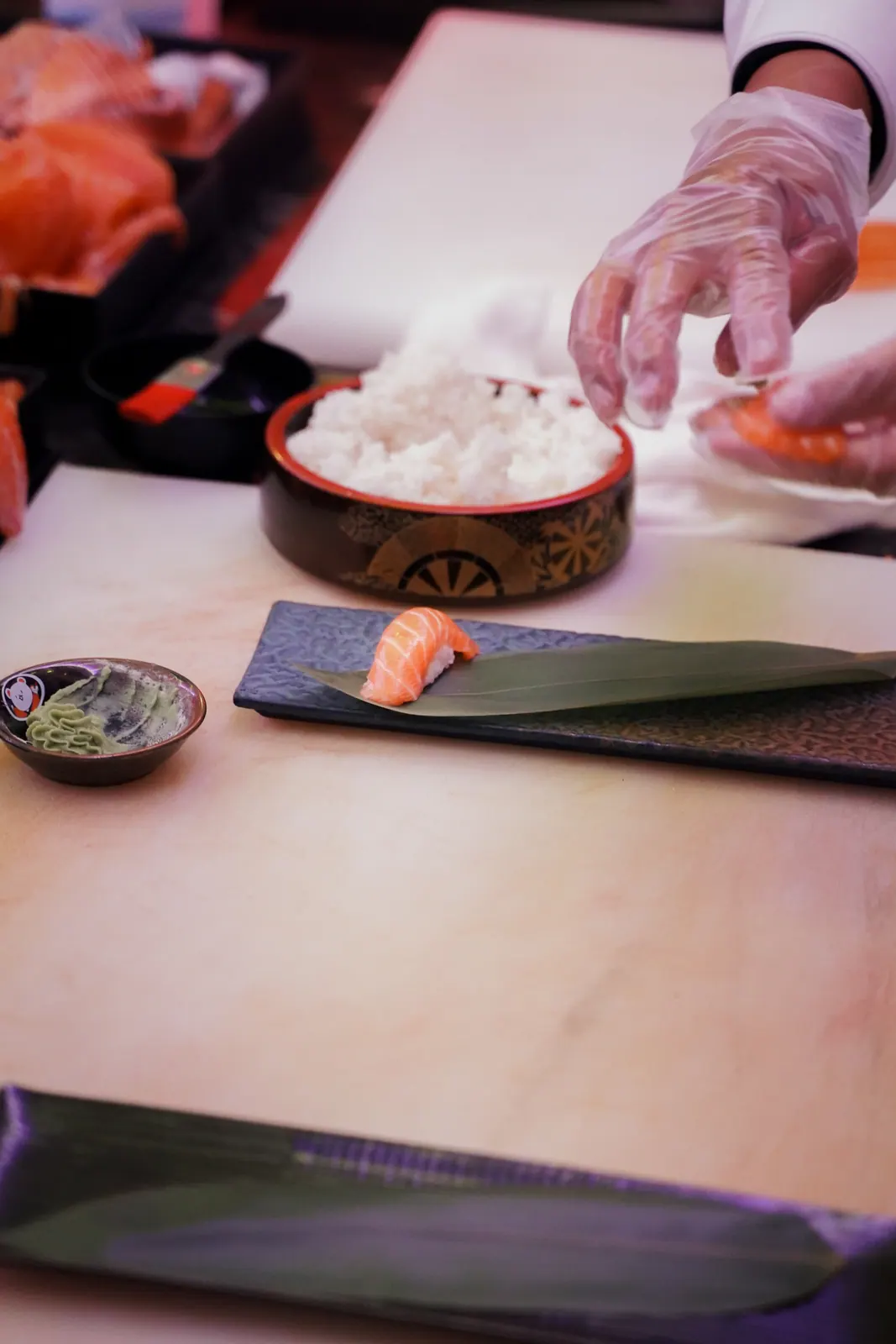 Sushi Leipzig – Team der Tokoro Sushibar bei der Zubereitung im Tokoro