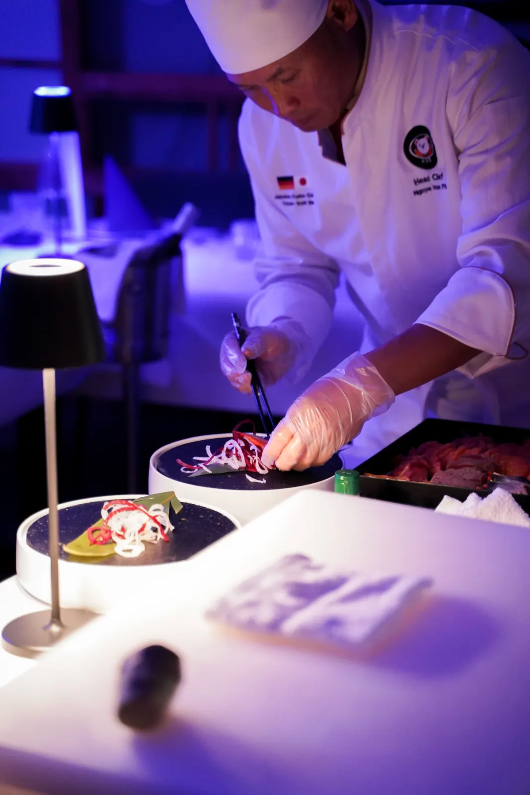 Sushi Leipzig – Sushi-Koch bei der Arbeit hinter der Theke im Tokoro