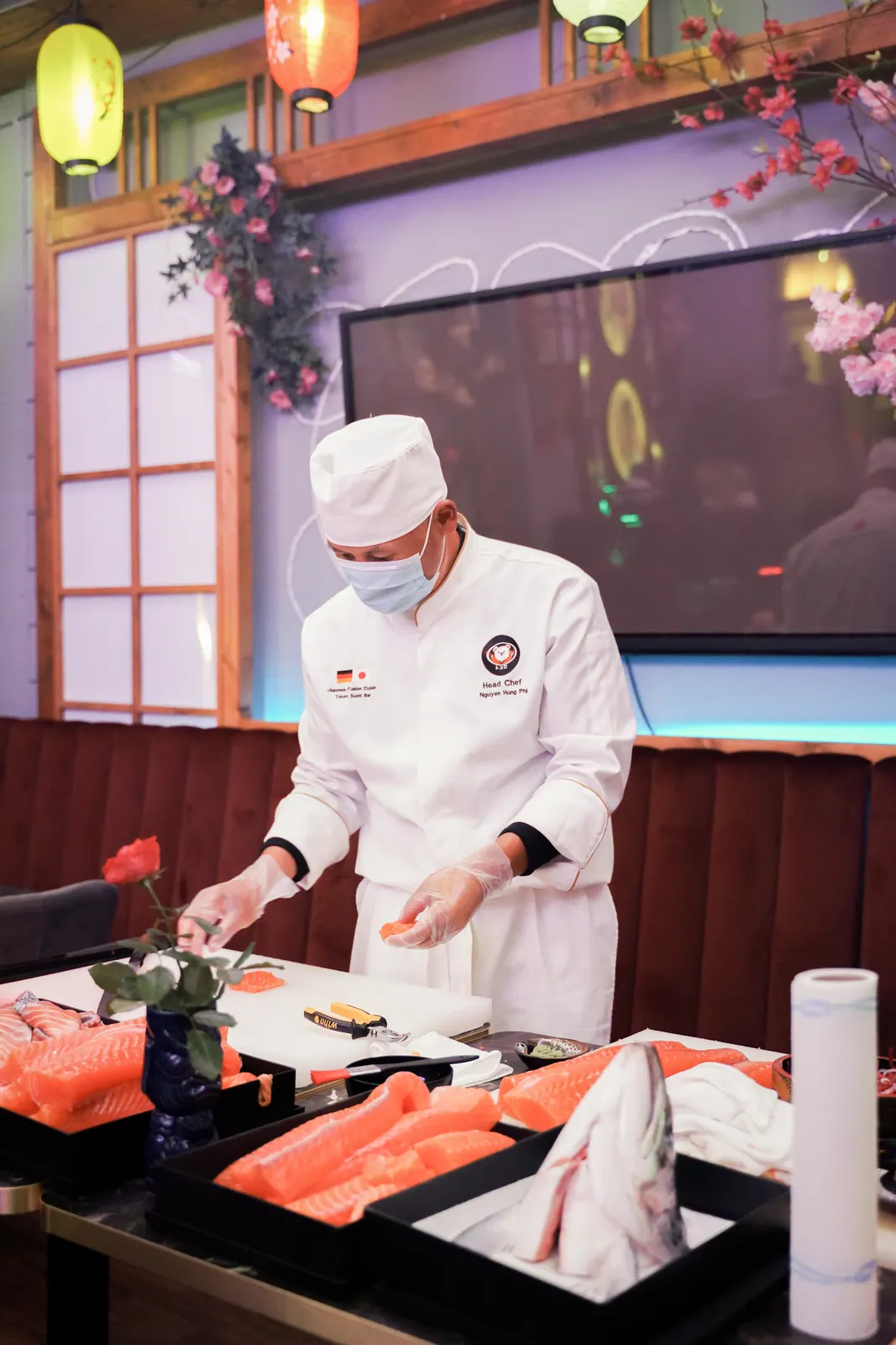 Sushi Leipzig – Sushi-Koch beim Rollen von Maki im Tokoro