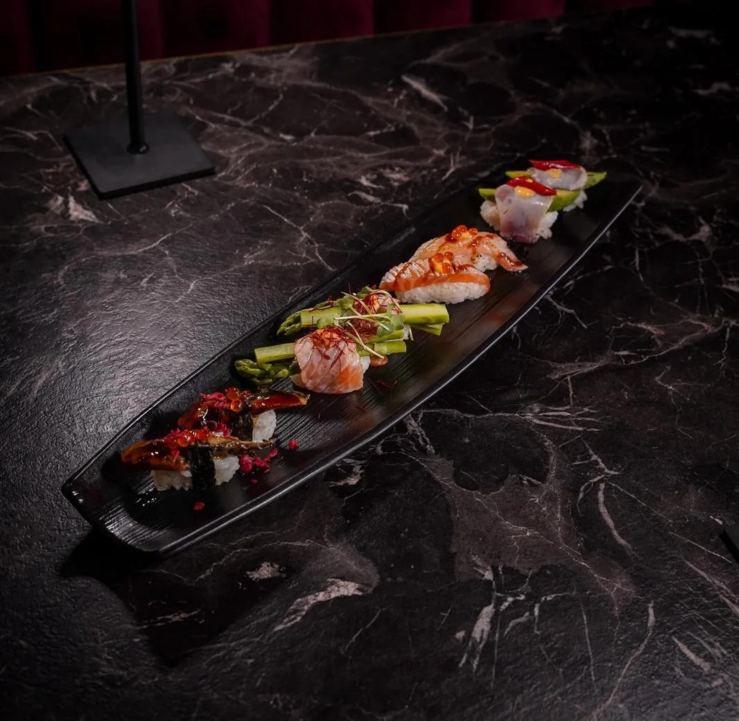 Nigiri con diversi tipi di pesce su un piatto lungo da Tokoro