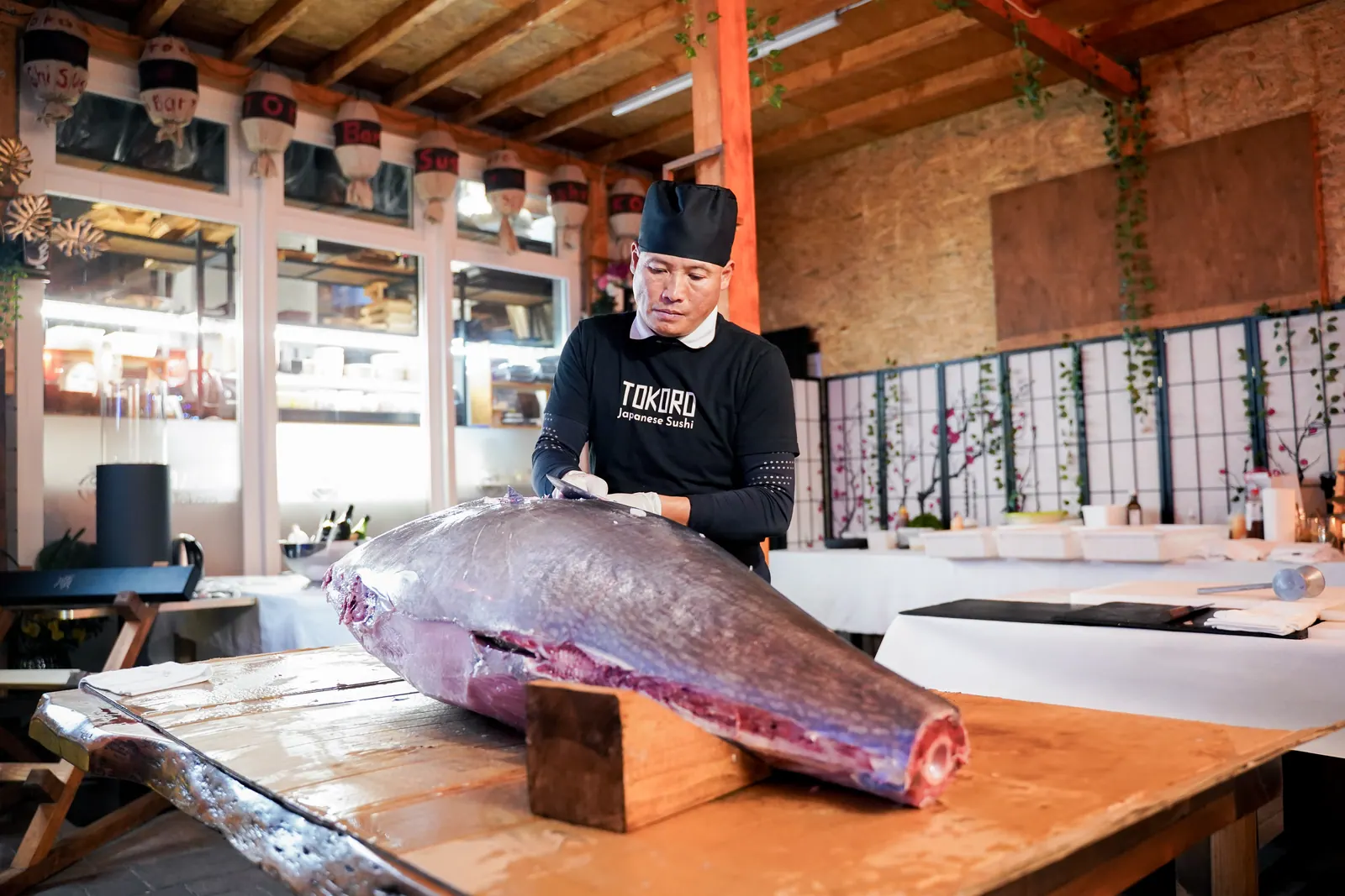 Sushi Leipzig – Sushi-Meister richtet eine Platte an im Tokoro