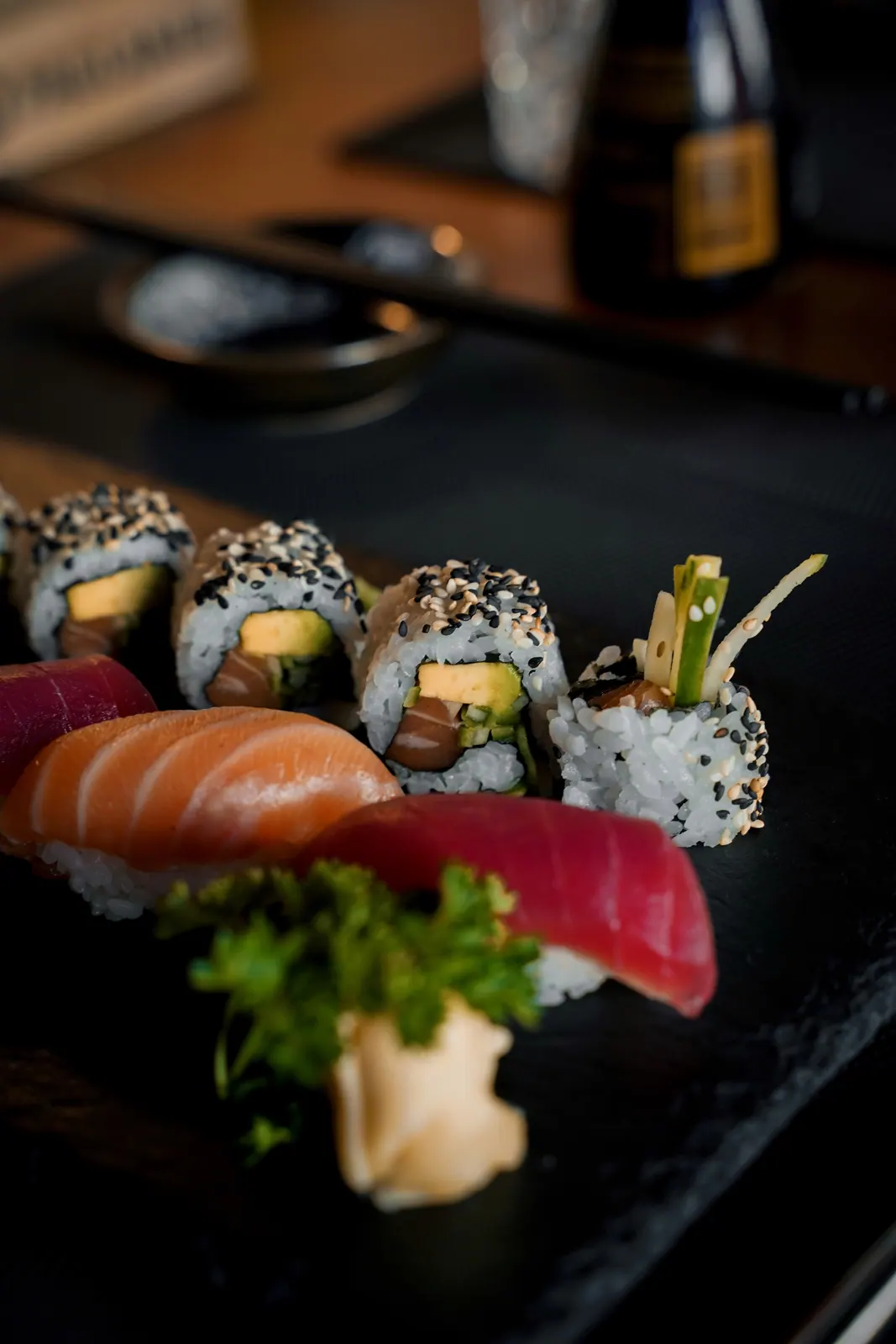 Sushi Leipzig – angerichtete Sushi-Platte auf Schiefer | Tokoro Japanese Sushibar