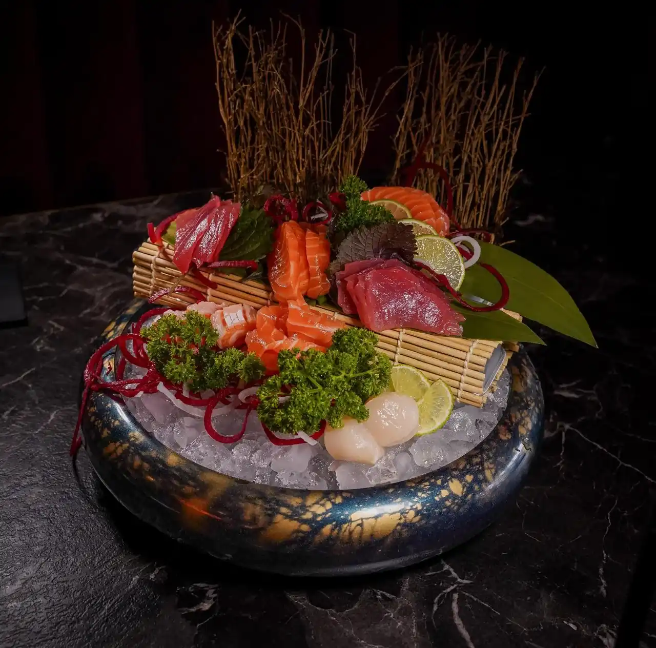 Sashimi bei Tokoro, auf Eis in einer Schale angerichtet