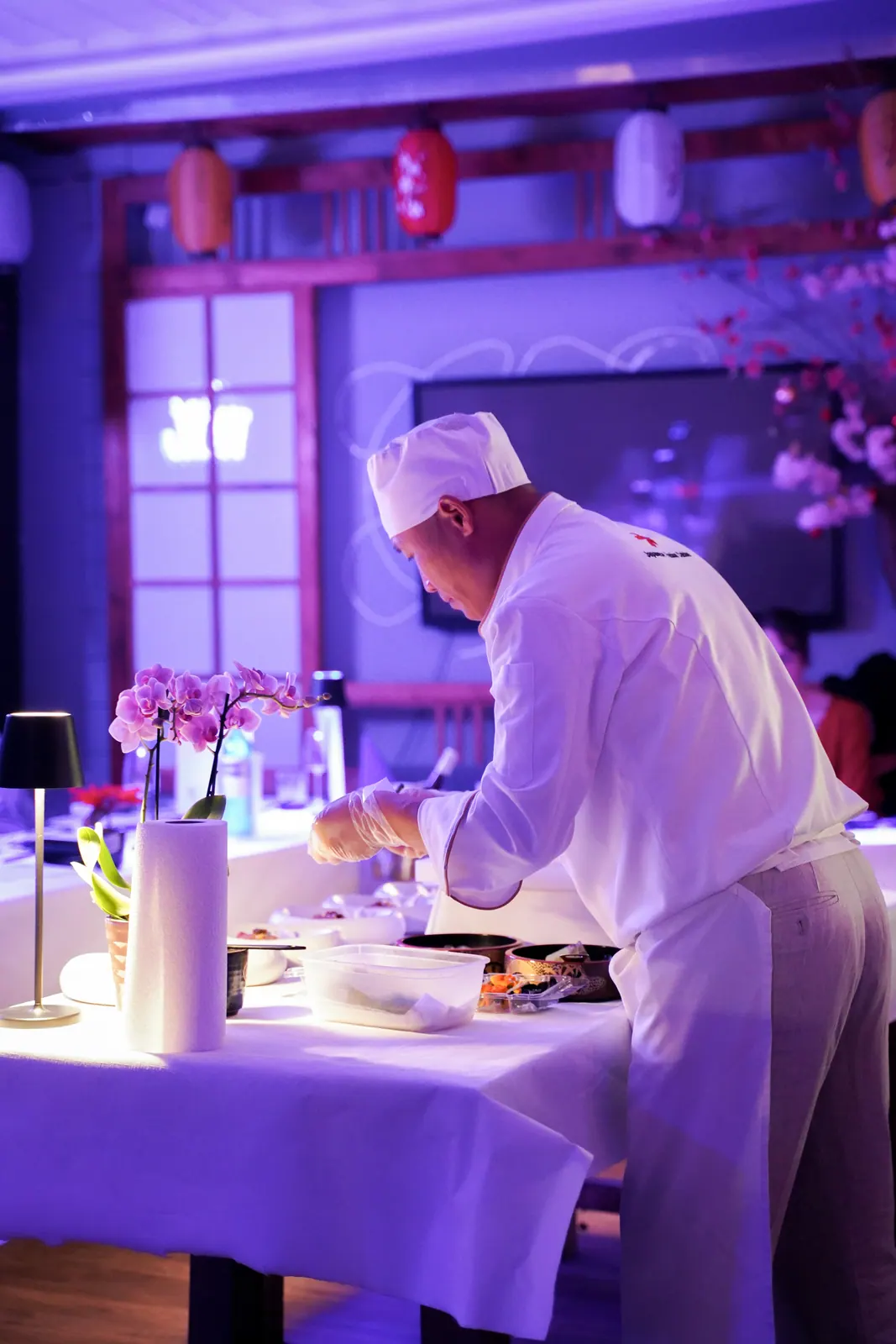 Sushi Leipzig – Sushi-Koch beim Rollen von Maki im Tokoro