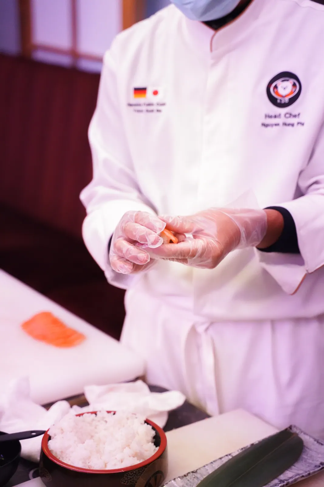 Sushi Leipzig – Sushi-Koch bei der Arbeit hinter der Theke im Tokoro