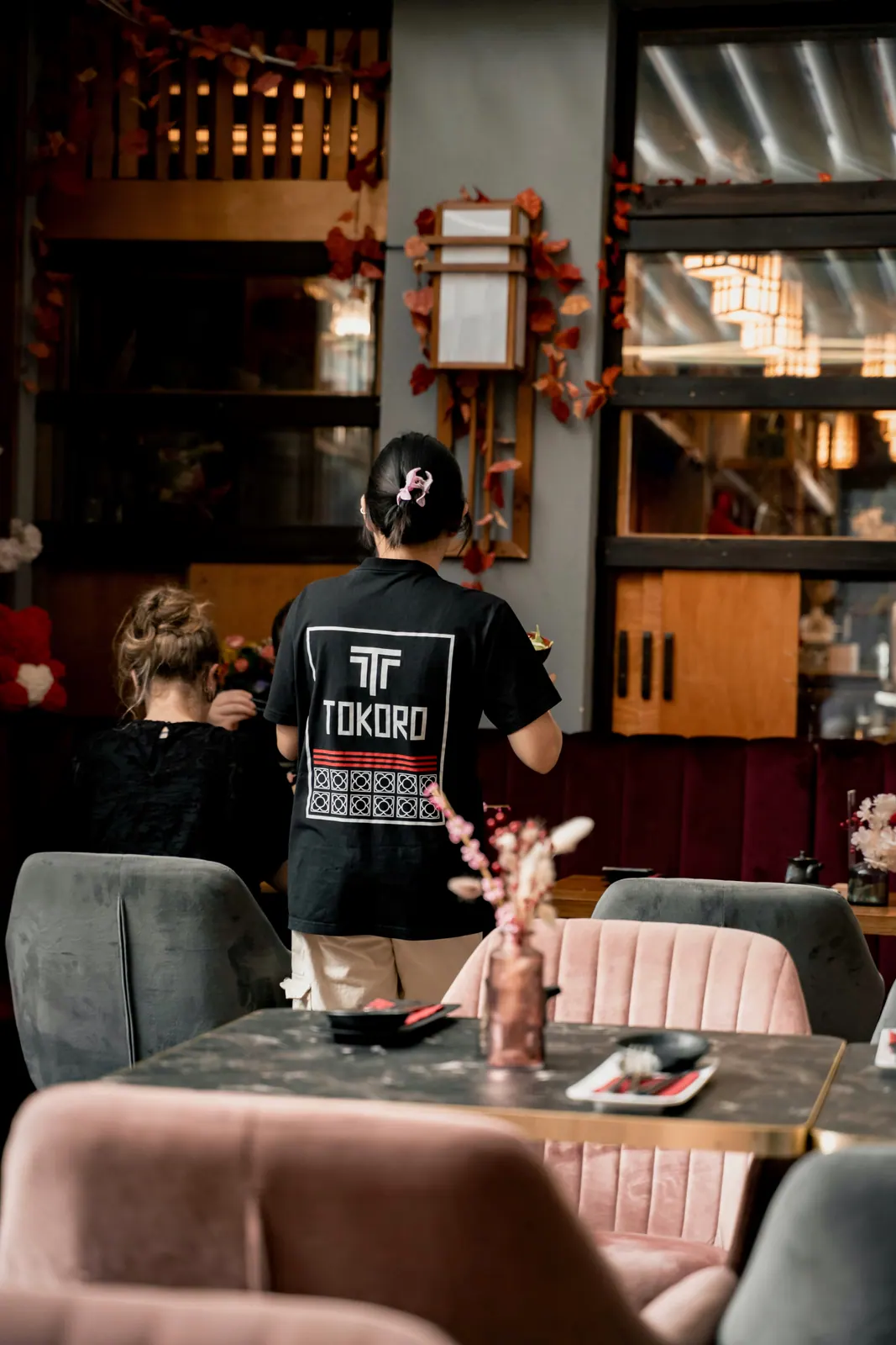 Sushi Leipzig – Sushi-Meister richtet eine Platte an im Tokoro