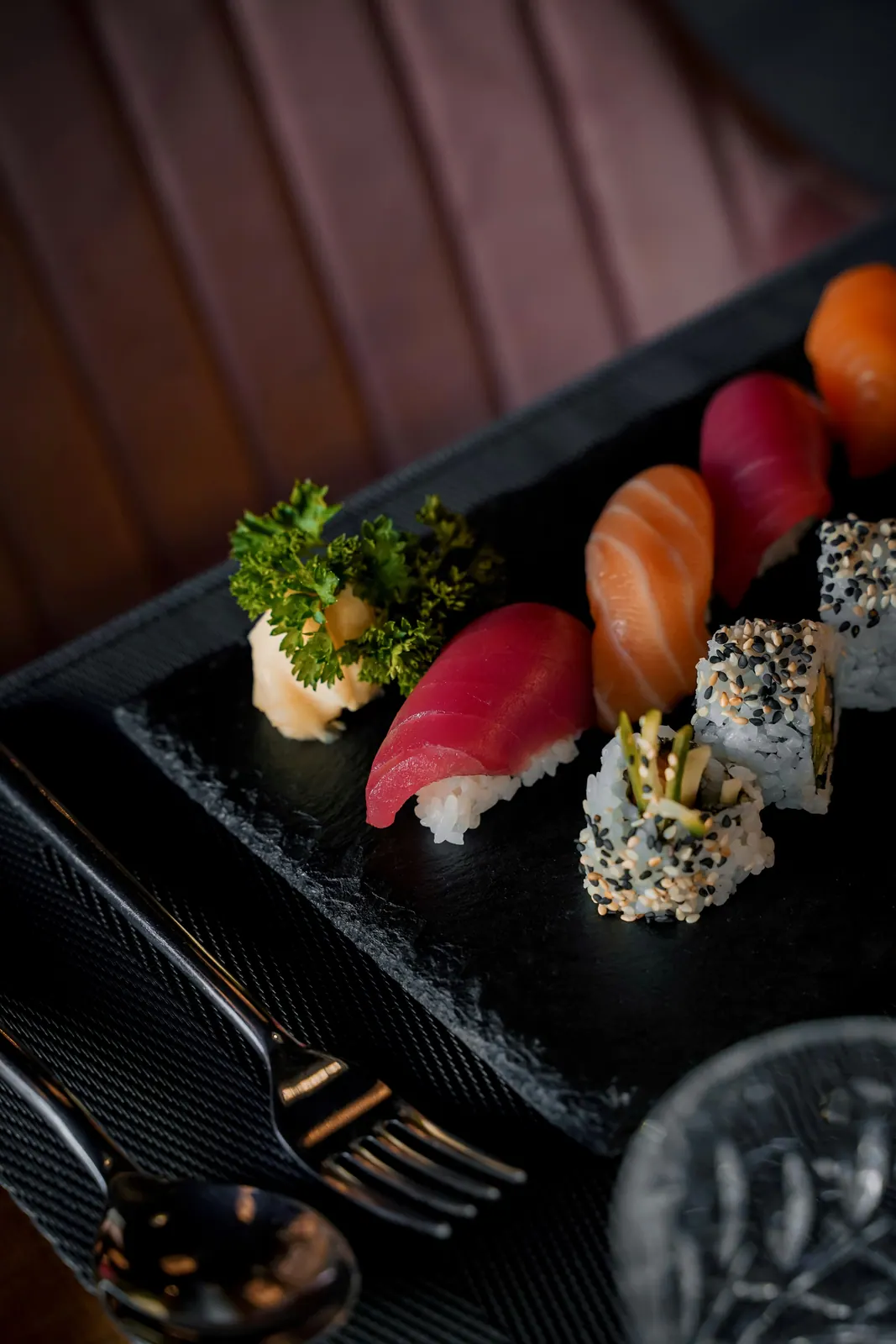 Sushi Leipzig – Inside-Out Roll mit Sesam | Tokoro Japanese Sushibar