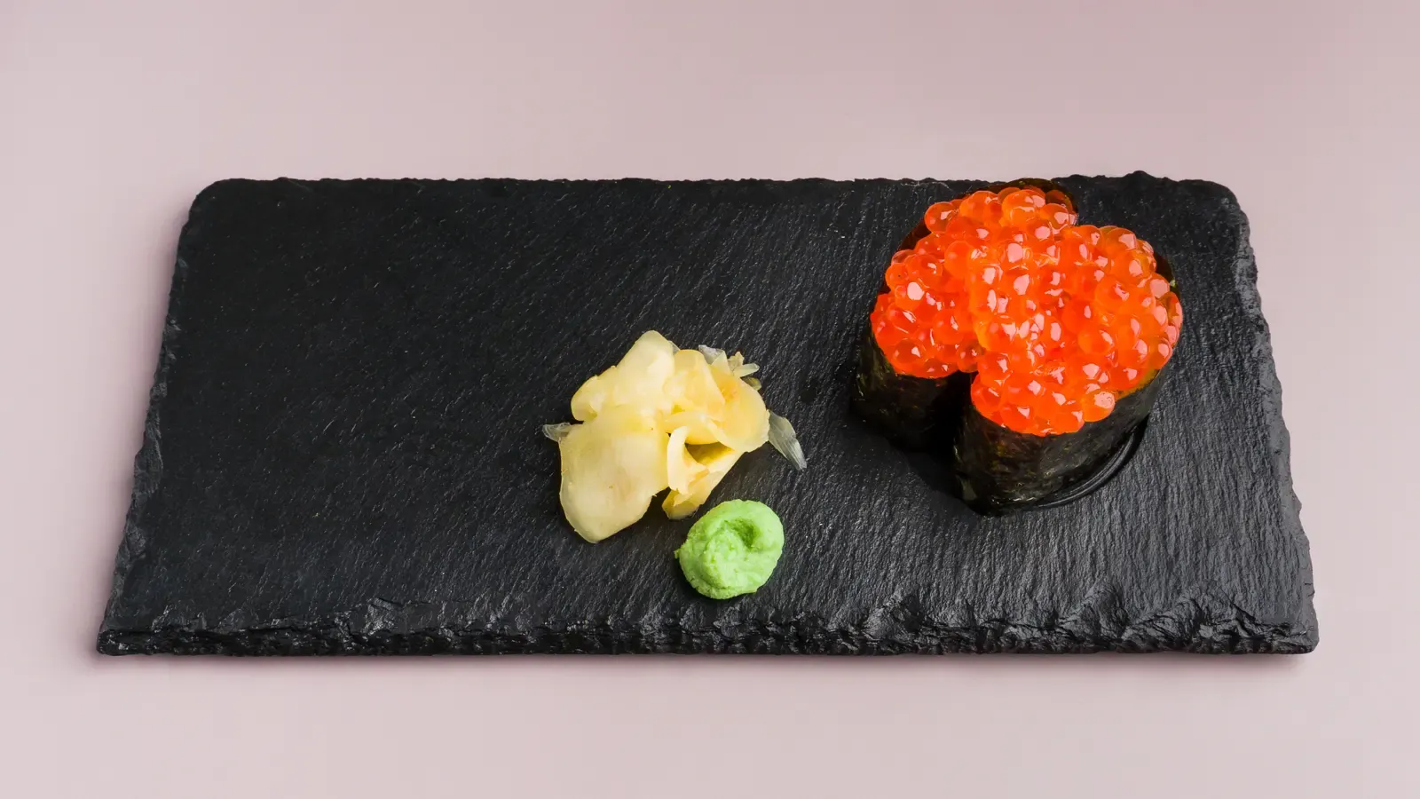 Ikura Nigiri mit Lachskaviar – Sushi Leipzig im Tokoro