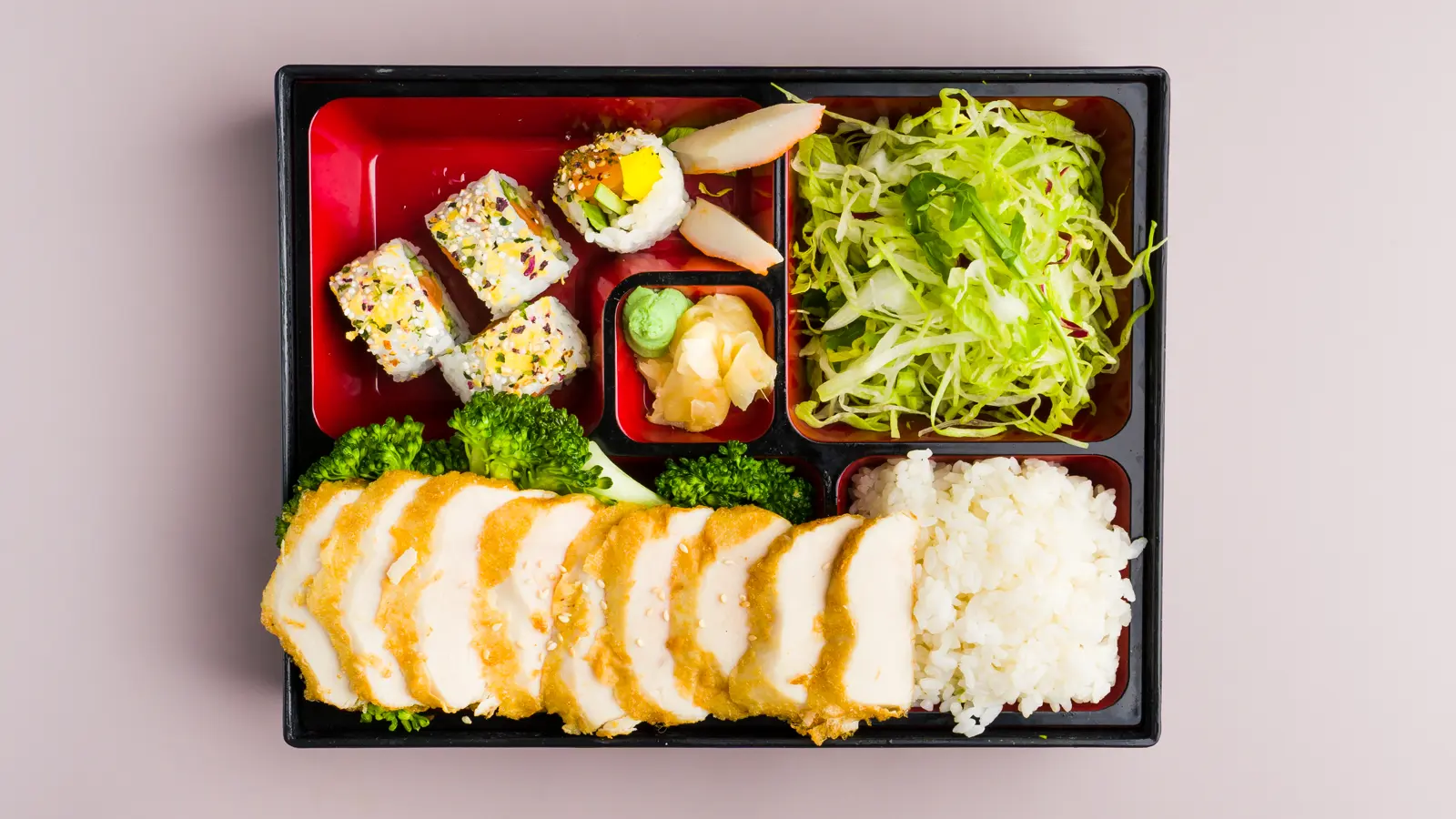 Mittags-Bento Box mit Hühnerspießen – Sushi Leipzig im Tokoro